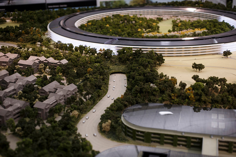 Detalle de la maqueta de la sede nueva sede corporativa de Apple en Cupertino California con el túnel para el paso de la autopista subterránea en primer plano.