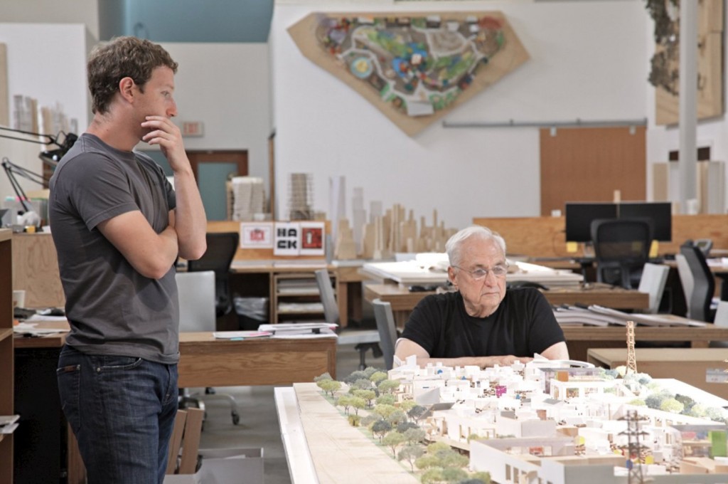 Mark Zuckerberg observa junto al arquitecto Frank Gehry el proyecto de arquitectura corporativa de Campus de Facebook.