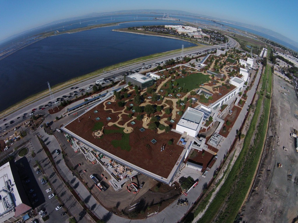 Imagen aérea en la que se puede observar el jardín y parque de la parte superior del edificio del nuevo Campus de Facebook.