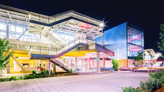 El exterior iluminado del edificio del nuevo Campus de Facebook.