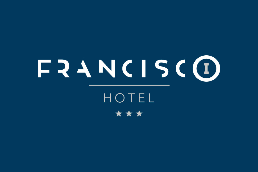 Diseño del logotipo del Hotel Francisco I versión horizontal sobre fondo azul