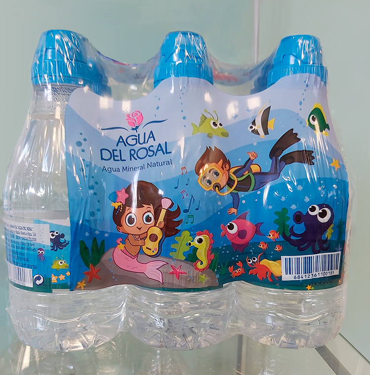 Proyecto de imagen corporativa Agua del Rosal, diseño de film para packaging infantil, imagen real
