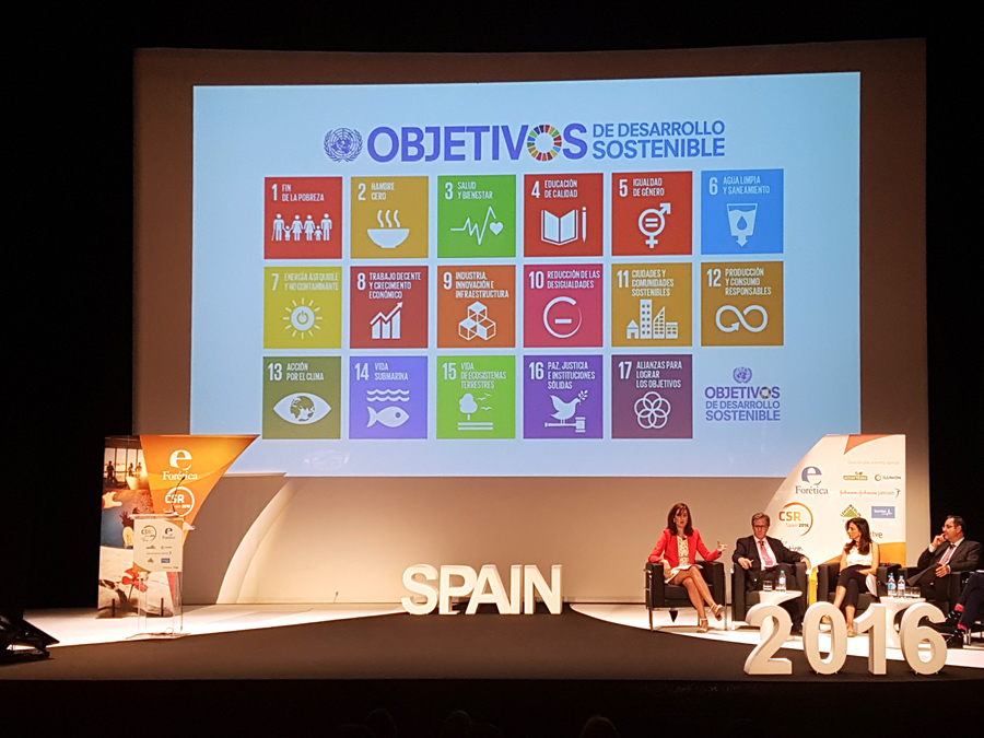 Proyecto de branding imagen corporativa evento CSR SPAIN 2016 organizado por ForÃ©tica diseño de escenario 1