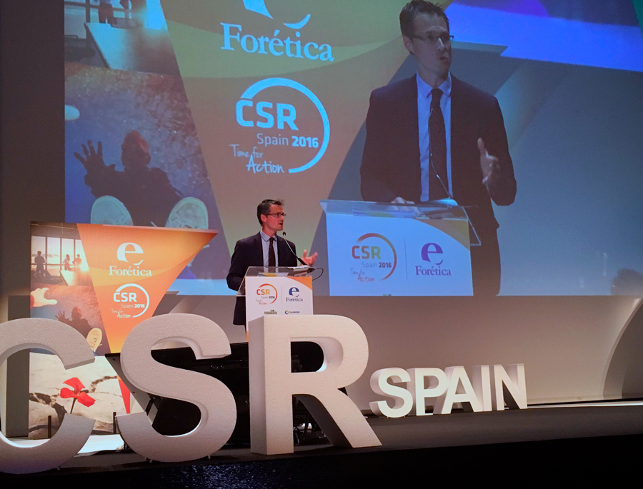 Proyecto de branding imagen corporativa evento CSR SPAIN 2016 organizado por ForÃ©tica diseño de escenario 2