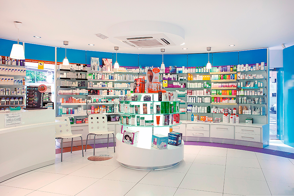 imagen del interior de una farmacia del proyecto de DiseÃ±o de arquitectura corporativa de la cadena de farmacias farmaclock desarrollado por el estudio de DiseÃ±o LN Creatividad y TecnologÃ­a