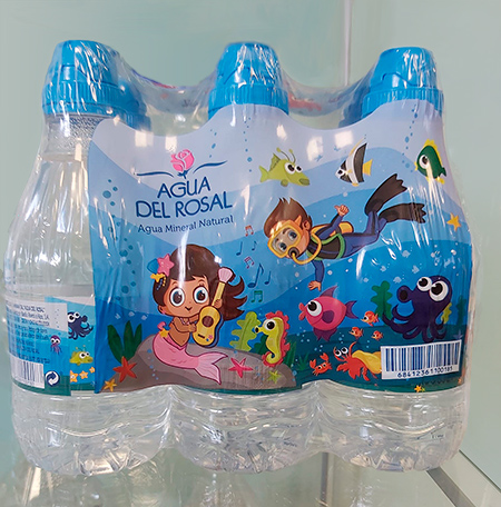 Diseño de packaging infantil de botellas de agua en el que se refleja la identidad corporativa de la marca Agua del Rosal